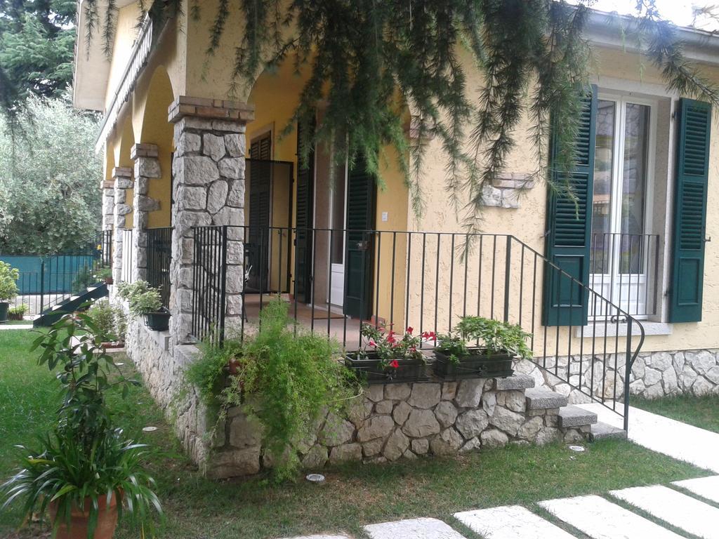 Residenza Le Logge Aparthotel Тори дел Бенако Екстериор снимка