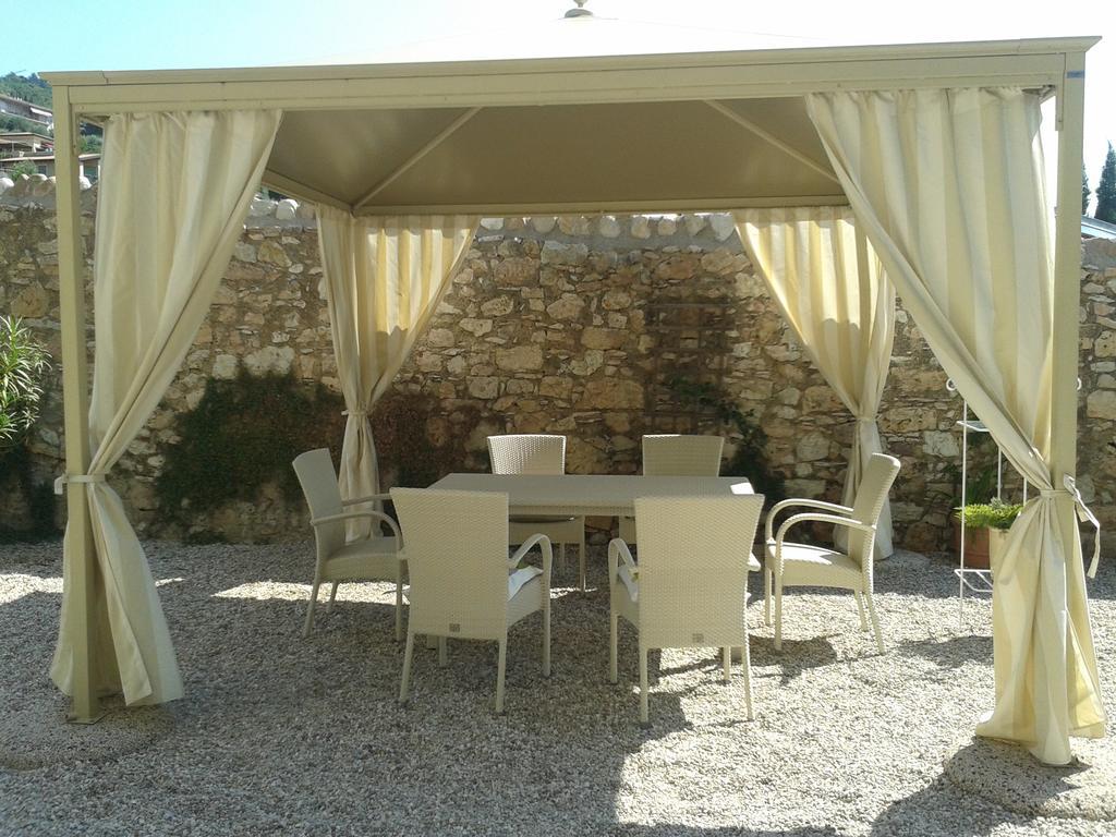 Residenza Le Logge Aparthotel Тори дел Бенако Екстериор снимка