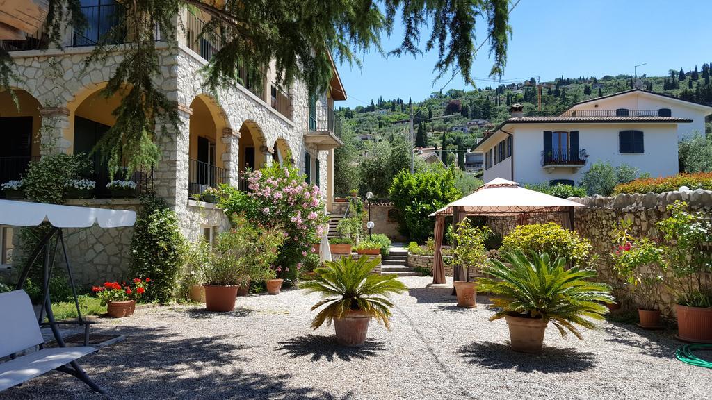 Residenza Le Logge Aparthotel Тори дел Бенако Екстериор снимка