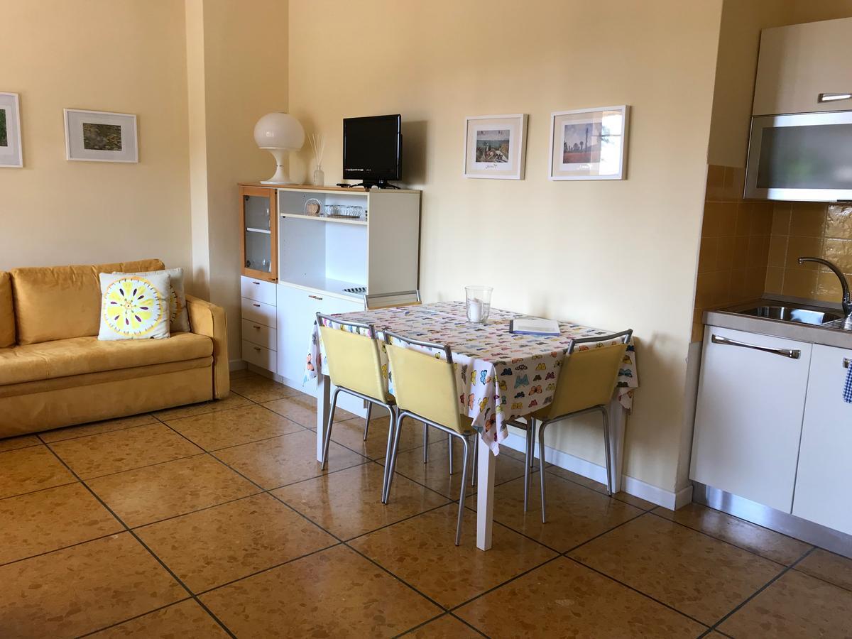 Residenza Le Logge Aparthotel Тори дел Бенако Екстериор снимка